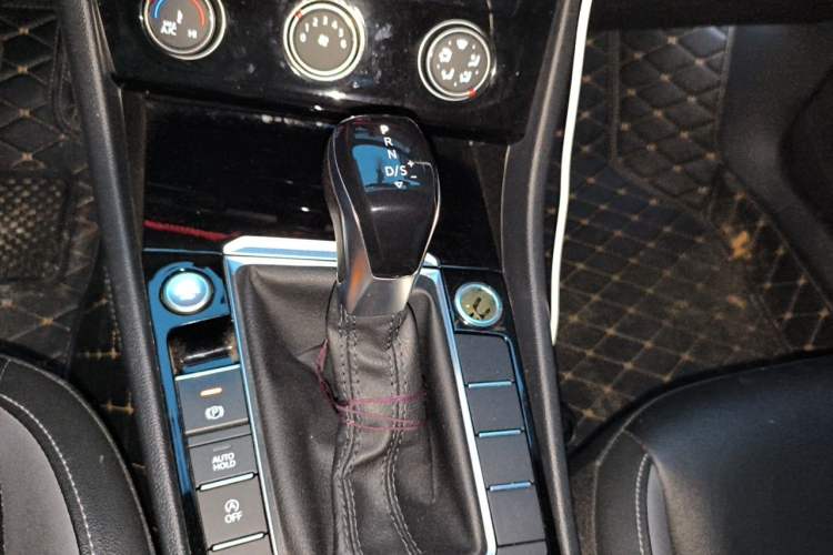 Used Volkswagen Sagitar 2021 200TSI DSG Excellence Edition Gear Lever