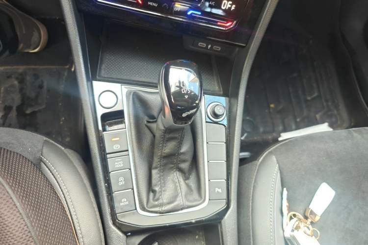 Used Volkswagen Sagitar 2021 280TSI DSG Excellence Edition Gear Lever