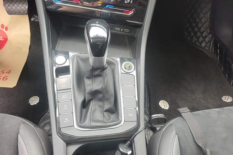Used Volkswagen Sagitar 2021 280TSI DSG Excellence Edition Gear Lever