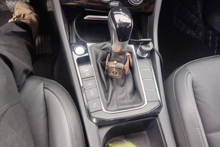 Used Volkswagen Sagitar 2021 280TSI DSG Excellence Edition Gear Lever