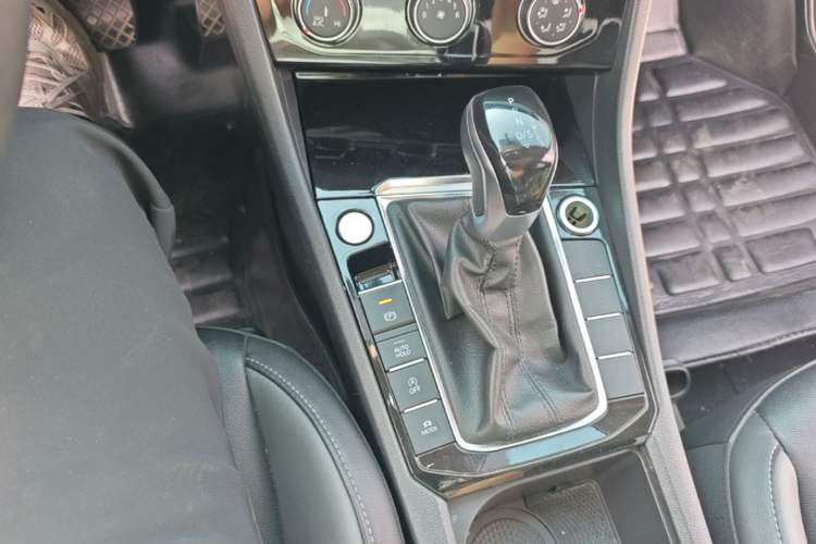 Used Volkswagen Sagitar 2021 280TSI DSG Comfort Connect Edition Gear Lever