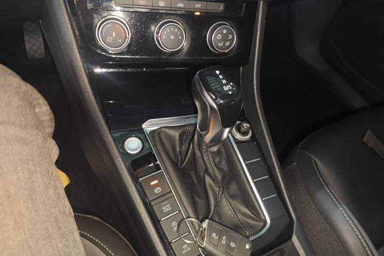 Used Volkswagen Sagitar 2021 280TSI DSG Comfort Connect Edition Gear Lever