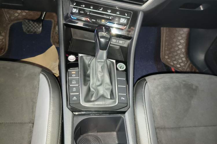 Used Volkswagen Sagitar 2021 280TSI DSG Luxury Smart Connectivity Edition Gear Lever