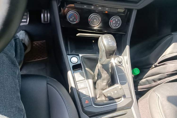 Used Volkswagen Sagitar 2021 280TSI DSG Comfort Connect Edition Gear Lever