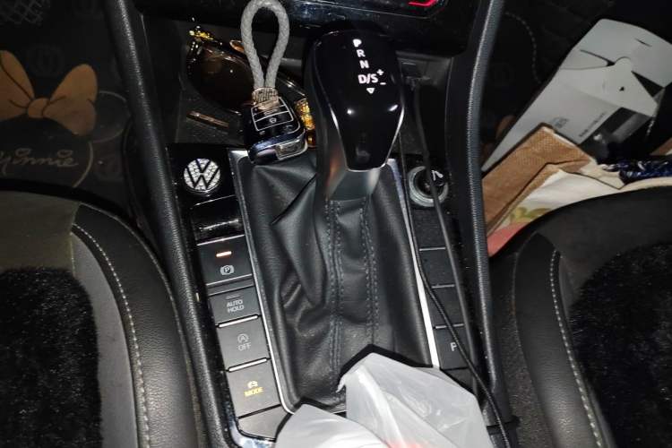Used Volkswagen Sagitar 2021 280TSI DSG Luxury Smart Connectivity Edition Gear Lever