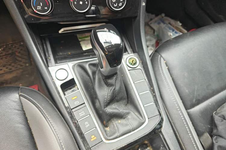 Used Volkswagen Sagitar 2021 280TSI DSG Comfort Connect Edition Gear Lever
