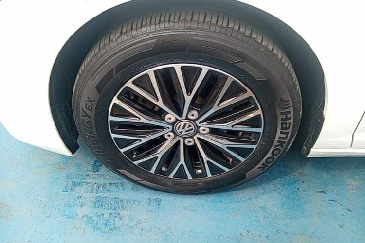 Used Volkswagen Sagitar 2021 280TSI DSG Comfort Connect Edition Left Front Wheel Hub