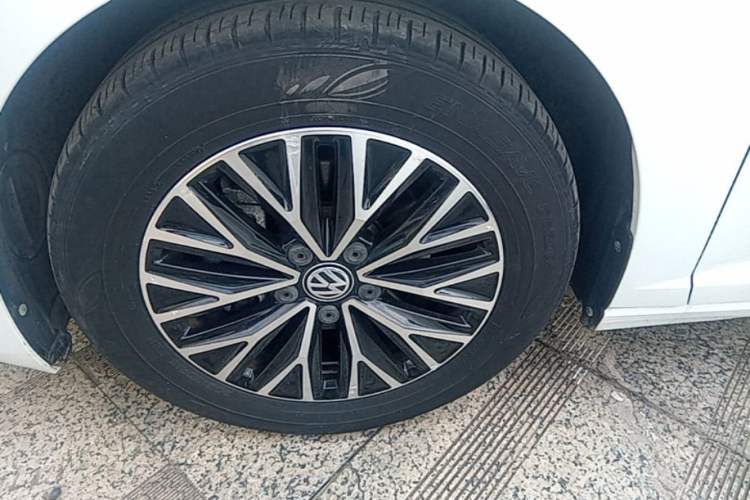 Used Volkswagen Sagitar 2021 280TSI DSG Comfort Connect Edition Left Front Wheel Hub