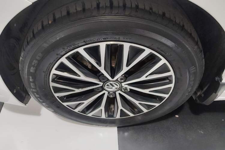 Used Volkswagen Sagitar 2021 280TSI DSG Comfort Connect Edition Left Front Wheel Hub