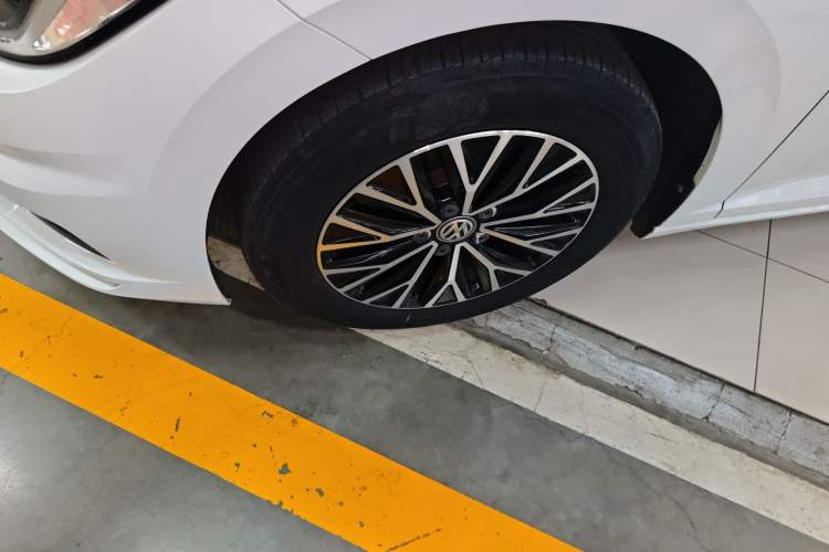 Used Volkswagen Sagitar 2021 280TSI DSG Comfort Connect Edition Left Front Wheel Hub