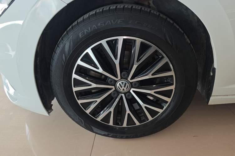 Used Volkswagen Sagitar 2021 280TSI DSG Comfort Connect Edition Left Front Wheel Hub