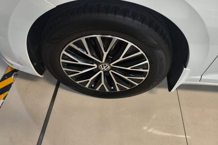 Used Volkswagen Sagitar 2021 200TSI DSG Comfort Connect Edition Left Front Wheel Hub