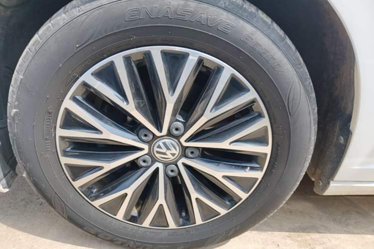Used Volkswagen Sagitar 2021 280TSI DSG Comfort Connect Edition Left Front Wheel Hub