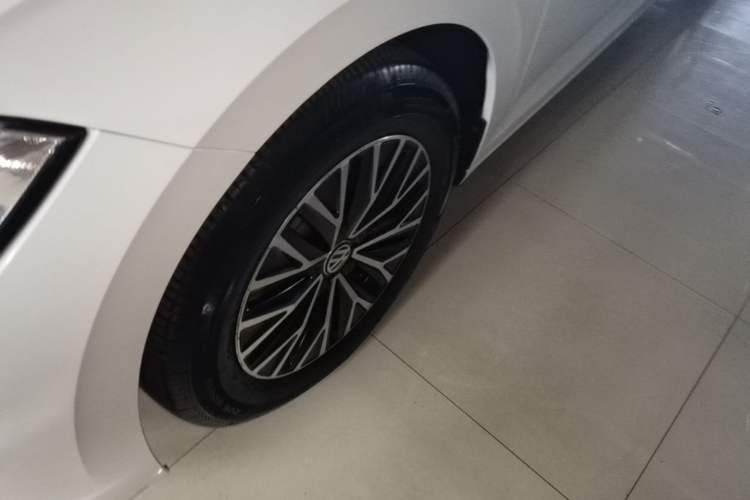 Used Volkswagen Sagitar 2021 280TSI DSG Comfort Connect Edition Left Front Wheel Hub