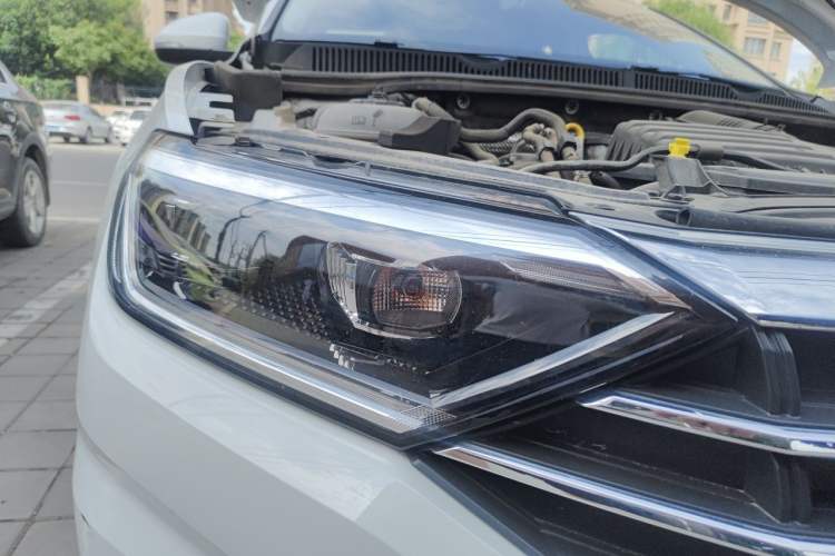 Used Volkswagen Sagitar 2021 280TSI DSG Luxury Smart Connectivity Edition Right Front Headlight