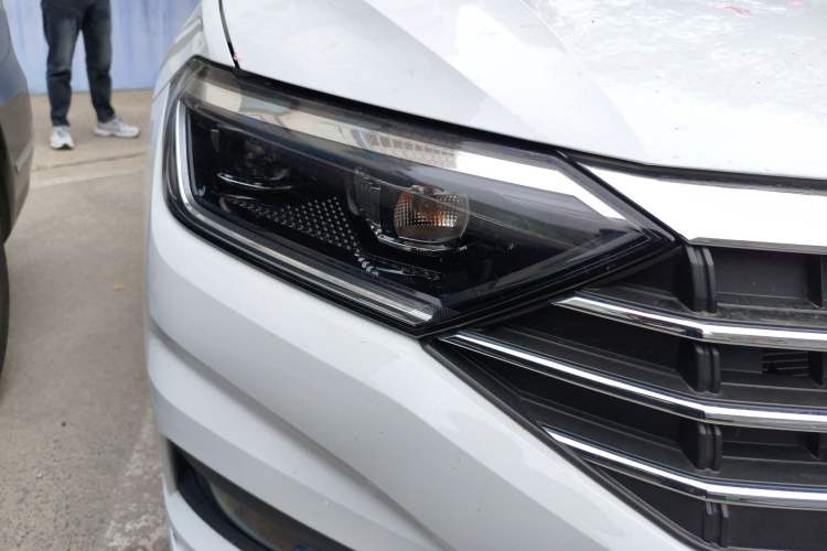 Used Volkswagen Sagitar  Right Front Headlight