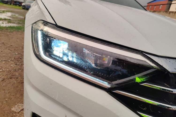 Used Volkswagen Sagitar 2021 280TSI DSG 30th Anniversary Edition Right Front Headlight