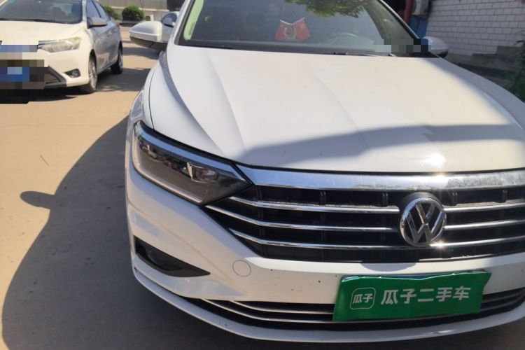 Used Volkswagen Sagitar  Right Front Headlight