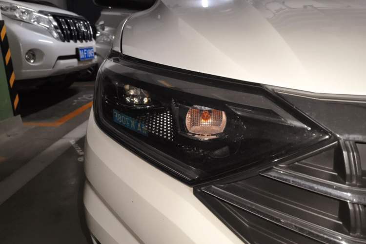 Used Volkswagen Sagitar 2021 280TSI DSG Comfort Connect Edition Right Front Headlight
