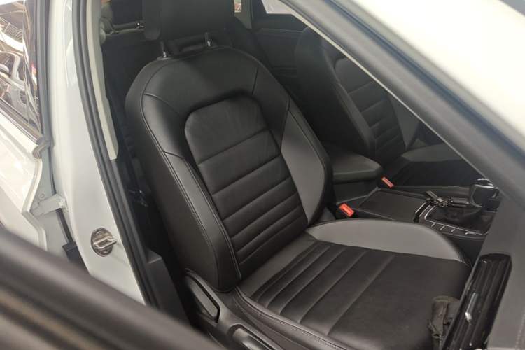 Used Volkswagen Sagitar 2021 280TSI DSG Excellence Edition Right Front Seat