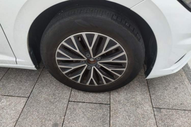Used Volkswagen Sagitar 2021 280TSI DSG Luxury Smart Connectivity Edition Right Front Wheel Hub