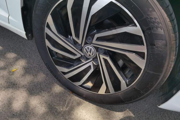 Used Volkswagen Sagitar 2021 280TSI DSG Luxury Smart Connectivity Edition Right Front Wheel Hub