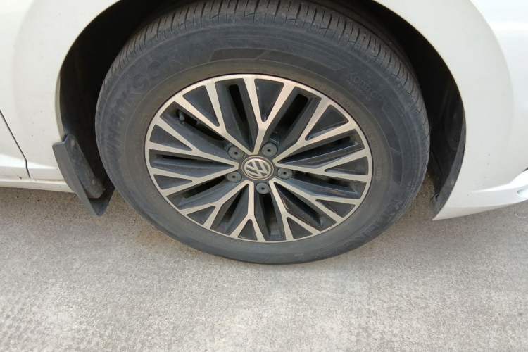 Used Volkswagen Sagitar 2021 200TSI DSG Comfort Connect Edition Right Front Wheel Hub