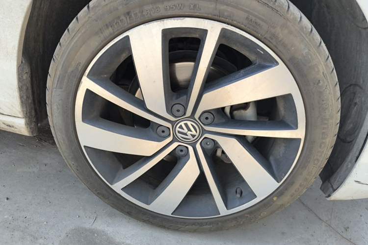 Used Volkswagen Sagitar 2021 280TSI DSG Excellence Edition Right Front Wheel Hub