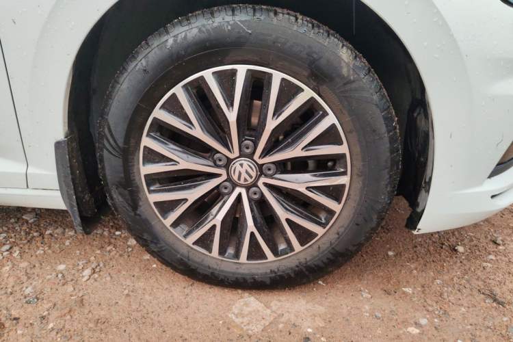 Used Volkswagen Sagitar 2021 280TSI DSG 30th Anniversary Edition Right Front Wheel Hub