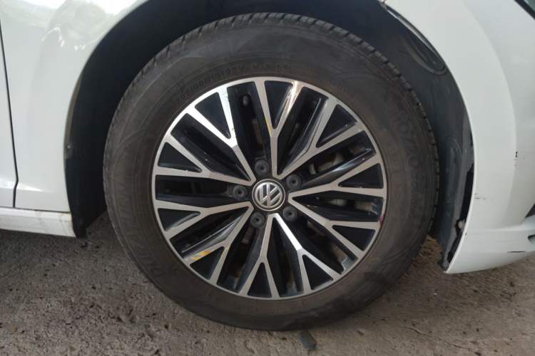 Used Volkswagen Sagitar 2021 280TSI DSG Comfort Connect Edition Right Front Wheel Hub
