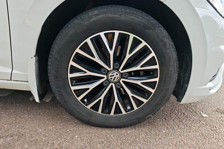 Used Volkswagen Sagitar 2021 280TSI DSG Comfort Connect Edition Right Front Wheel Hub