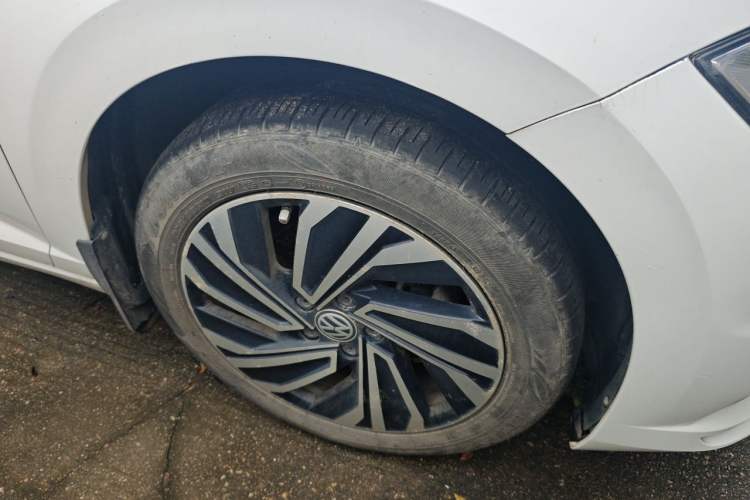 Used Volkswagen Sagitar 2021 280TSI DSG 30th Anniversary Edition Right Front Wheel Hub