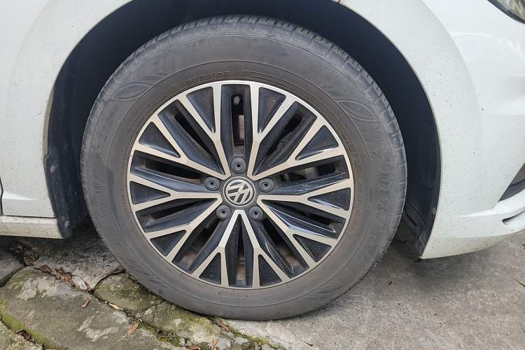 Used Volkswagen Sagitar 2021 280TSI DSG Comfort Connect Edition Right Front Wheel Hub