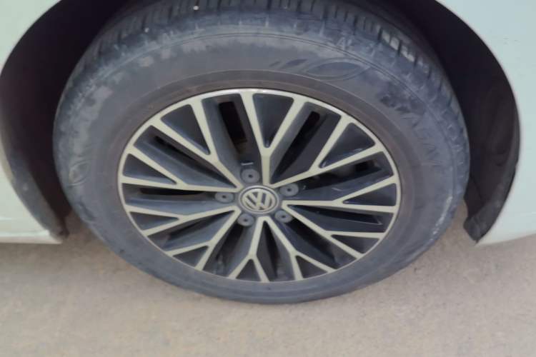 Used Volkswagen Sagitar 2021 280TSI DSG Comfort Connect Edition Right Front Wheel Hub