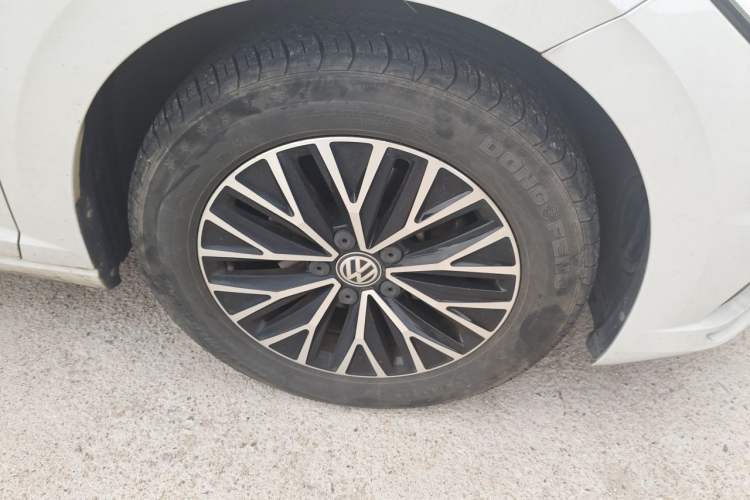 Used Volkswagen Sagitar 2021 280TSI DSG Comfort Connect Edition Right Front Wheel Hub