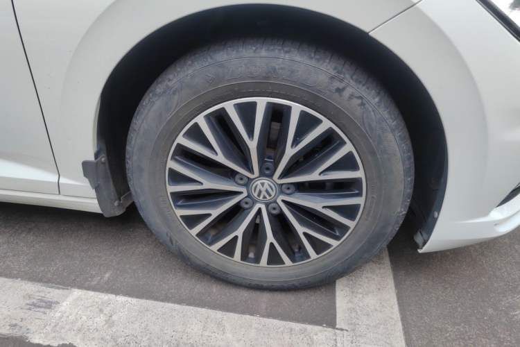 Used Volkswagen Sagitar 2021 280TSI DSG Comfort Connect Edition Right Front Wheel Hub