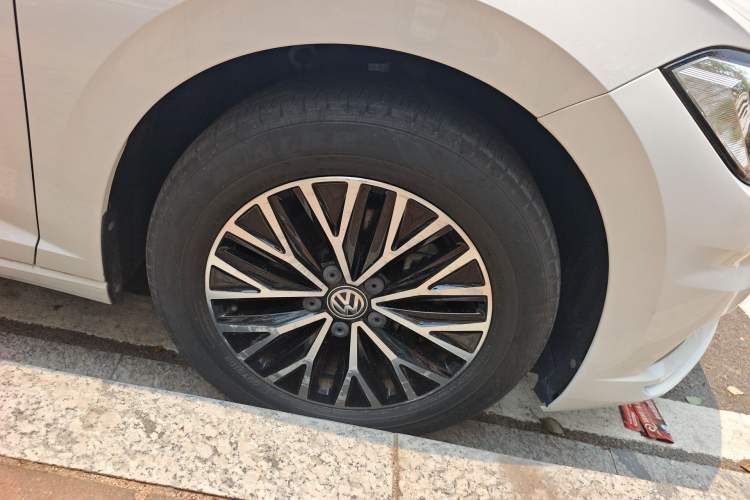 Used Volkswagen Sagitar 2021 280TSI DSG Comfort Connect Edition Right Front Wheel Hub