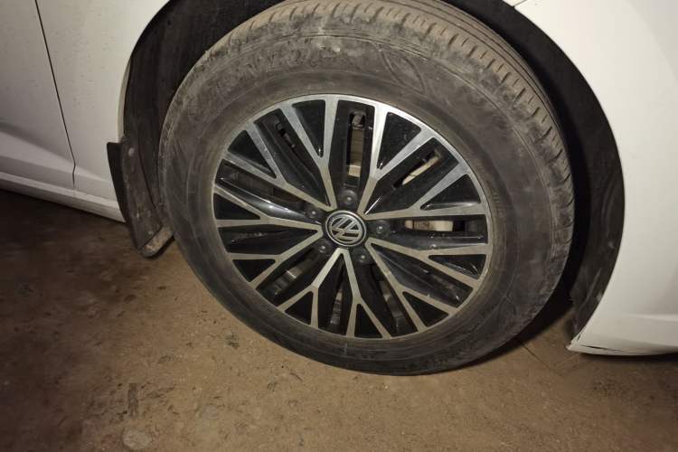 Used Volkswagen Sagitar 2021 280TSI DSG Comfort Connect Edition Right Front Wheel Hub