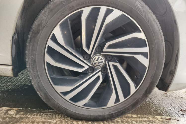 Used Volkswagen Sagitar 2021 280TSI DSG 30th Anniversary Edition Right Front Wheel Hub