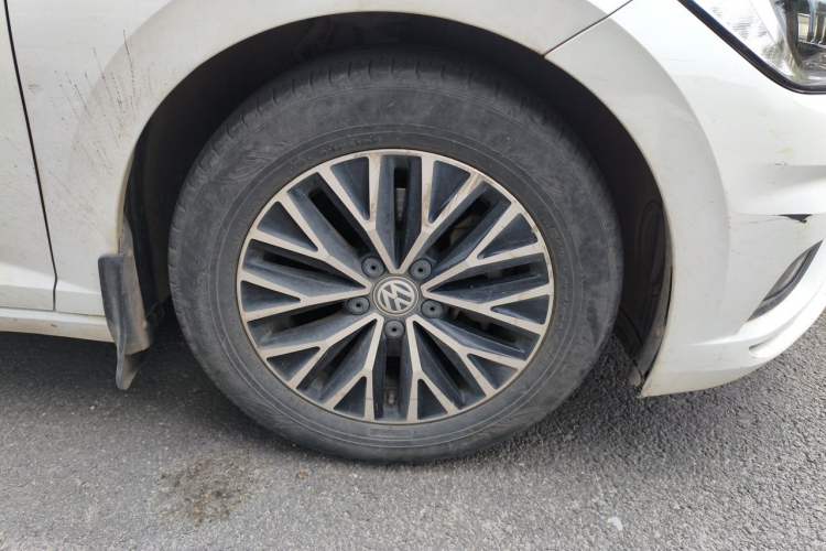 Used Volkswagen Sagitar 2021 280TSI DSG Comfort Connect Edition Right Front Wheel Hub