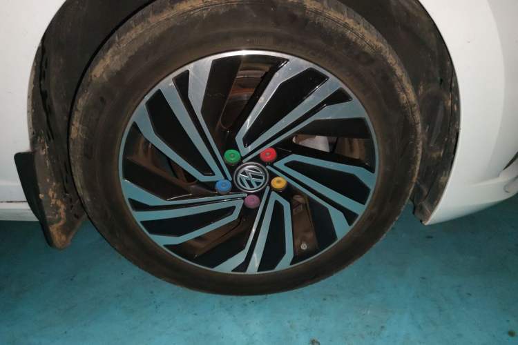 Used Volkswagen Sagitar 2021 280TSI DSG 30th Anniversary Edition Right Front Wheel Hub