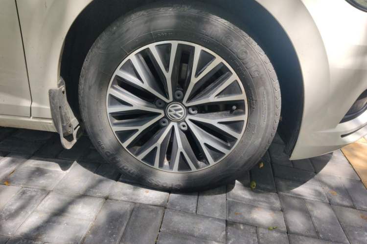 Used Volkswagen Sagitar 2021 280TSI DSG Comfort Connect Edition Right Front Wheel Hub