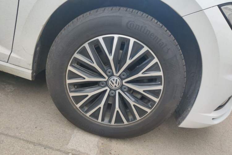 Used Volkswagen Sagitar 2021 200TSI DSG Comfort Connect Edition Right Front Wheel Hub