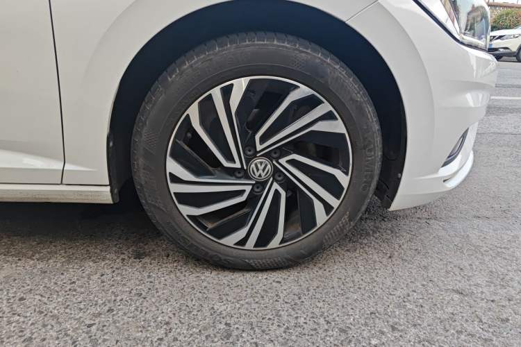 Used Volkswagen Sagitar 2021 280TSI DSG Comfort Connect Edition Right Front Wheel Hub