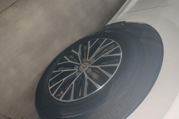Used Volkswagen Sagitar 2021 200TSI DSG Comfort Connect Edition Right Front Wheel Hub