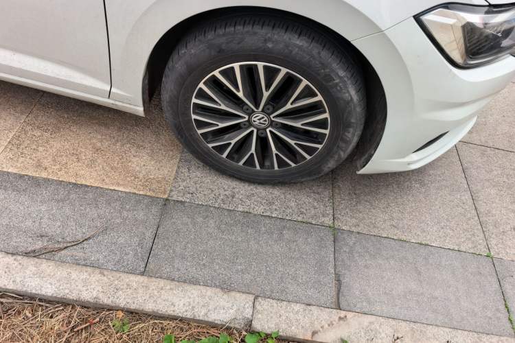 Used Volkswagen Sagitar 2021 200TSI DSG Comfort Connect Edition Right Front Wheel Hub