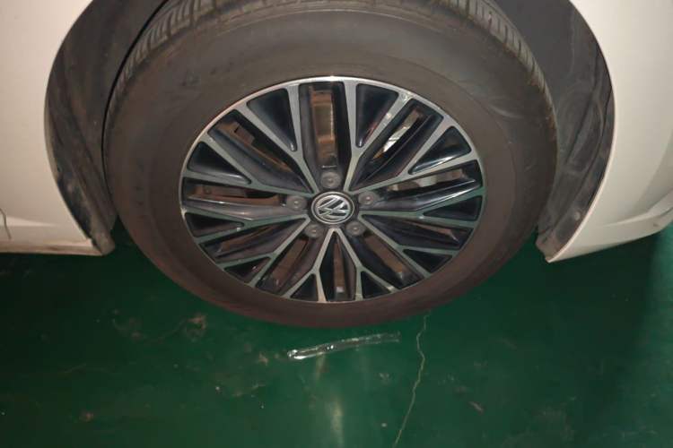 Used Volkswagen Sagitar 2021 280TSI DSG Comfort Connect Edition Right Front Wheel Hub