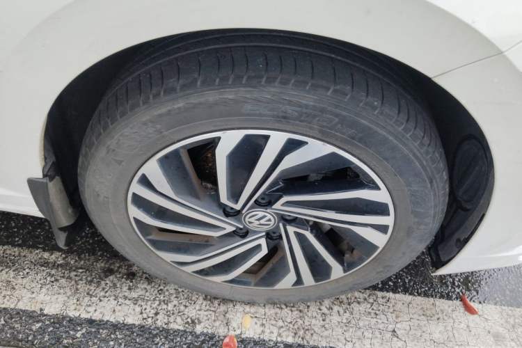 Used Volkswagen Sagitar 2021 280TSI DSG 30th Anniversary Edition Right Front Wheel Hub