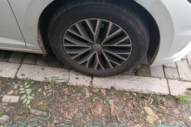 Used Volkswagen Sagitar 2021 280TSI DSG Comfort Connect Edition Right Front Wheel Hub