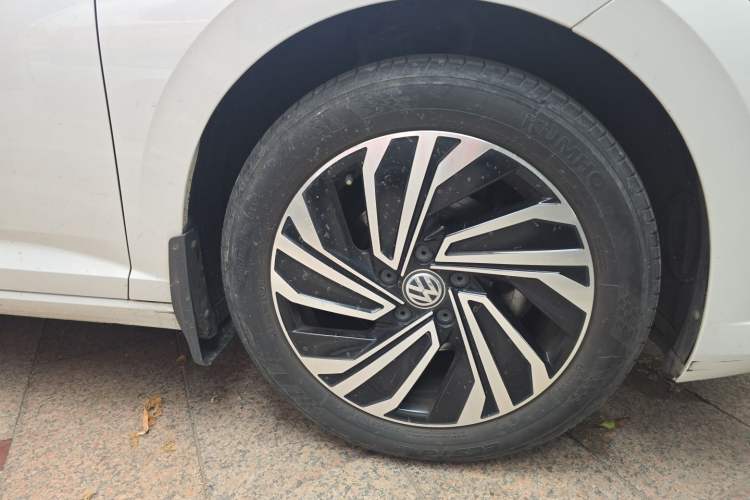 Used Volkswagen Sagitar 2021 280TSI DSG 30th Anniversary Edition Right Front Wheel Hub